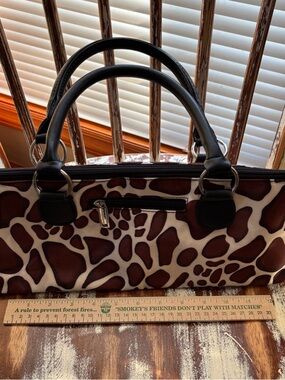 Brown Giraffe-Print insulated wine bag with Black Handles